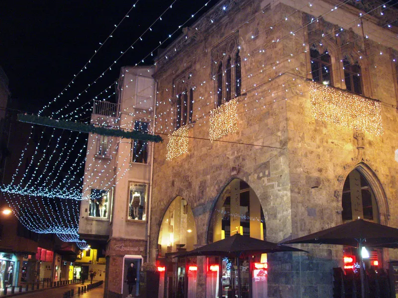 Loge de Mer à Perpignan couverte de guirlandes lumineuses