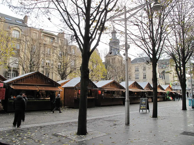 Chalets en bois du marché de Noël de Reims sur la place Drouet-d'Erlon