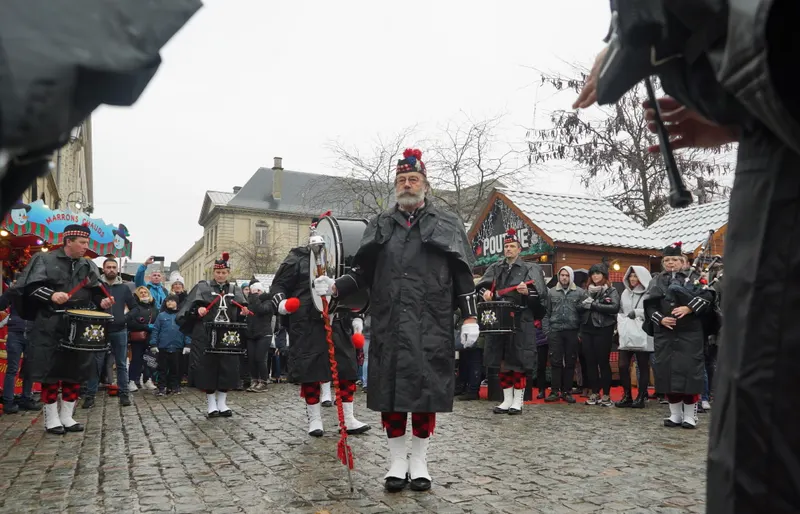 Musiciens et chalets du marché de Noël de Reims sur le parvis