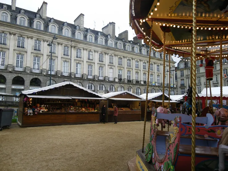 Chalets et manège du marché de Noël de Rennes