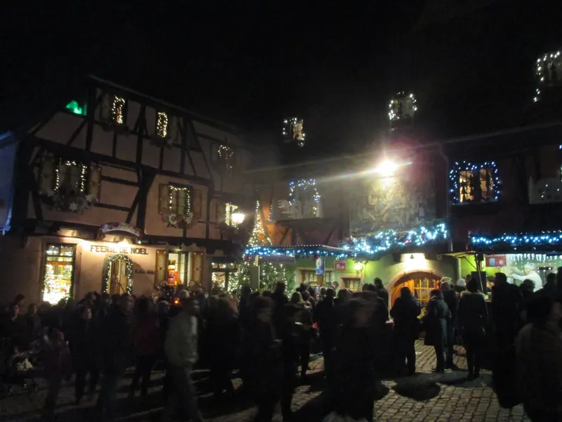 Rue de Riquewihr illuminée de nuit pendant le marché de Noël