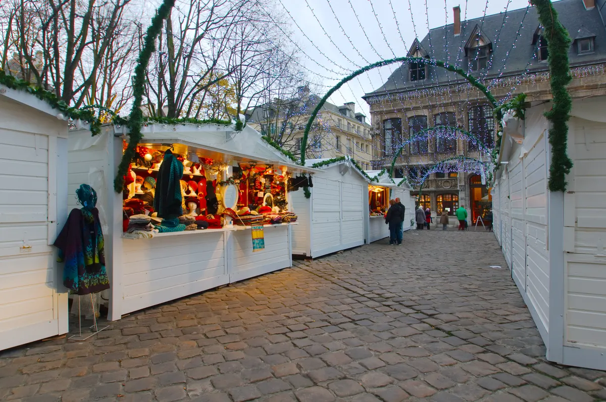 Chalets blancs et arcs de guirlandes devant la cathédrale de Rouen
