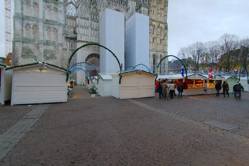 Chalets blancs du marché de Noël de Rouen devant la cathédrale