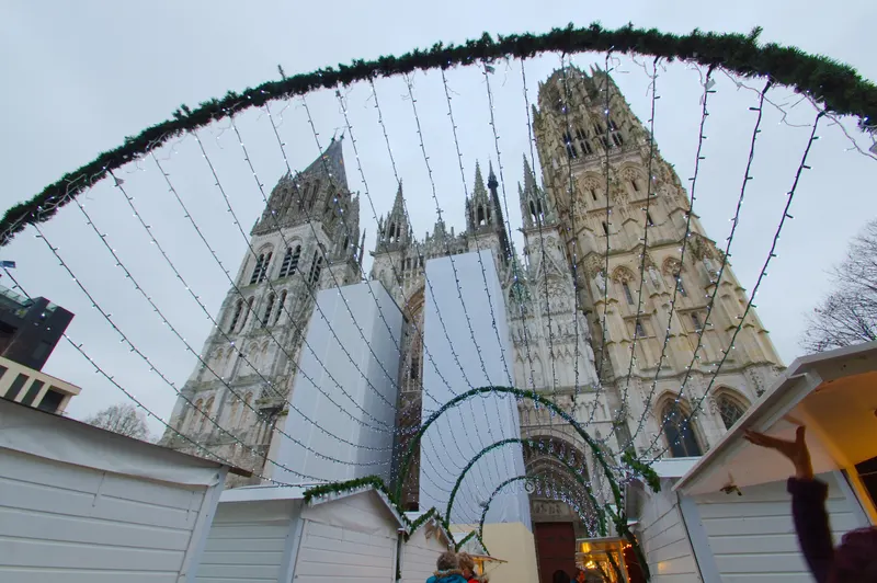 Allée de chalets blancs décorés au marché de Noël de Rouen