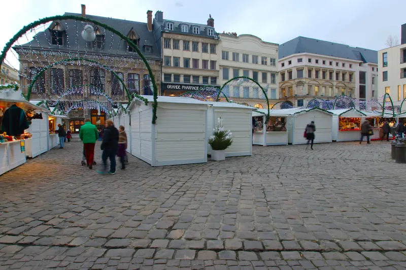 Marché de Noël de Rouen au réveil, chalets blancs sur les pavés