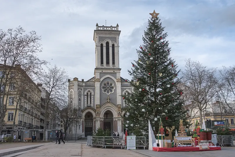 Grand sapin de Noël devant la cathédrale Saint-Charles à Saint-Étienne
