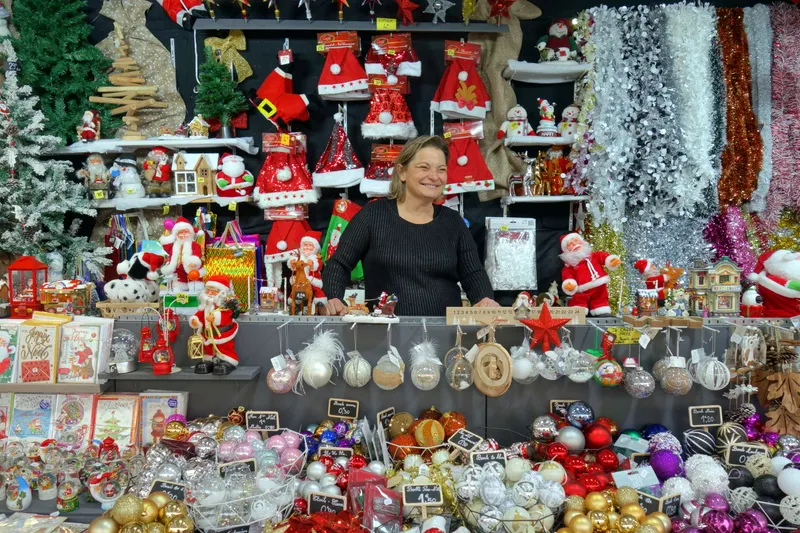 Étal de décorations de Noël au marché de Noël de Saint-Étienne