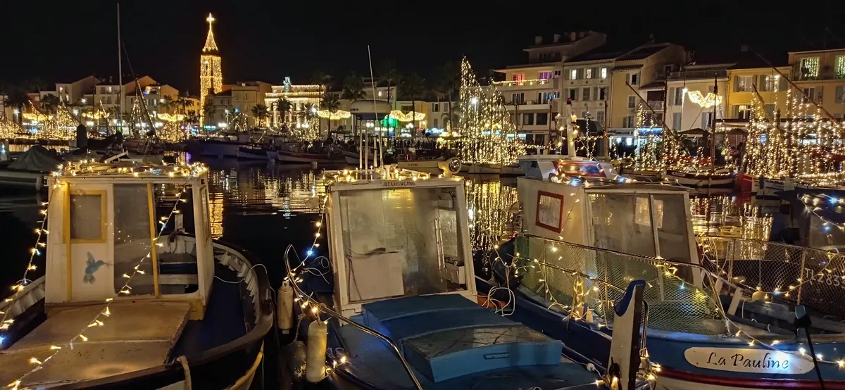 Pointus décorés de guirlandes lumineuses dans le port de Sanary-sur-Mer à Noël