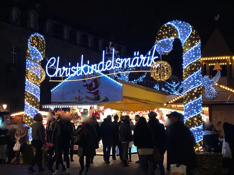 Arches lumineuses vertes du Christkindelsmärik de Strasbourg de nuit