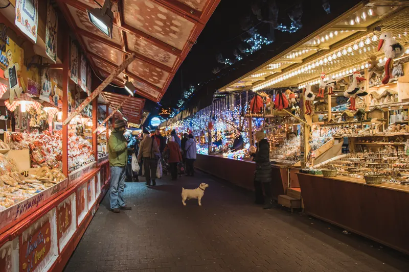 Allée de chalets illuminés au marché de Noël de Strasbourg