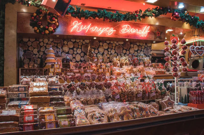 Étal de pains d'épices et de confiseries au Christkindelsmärik de Strasbourg