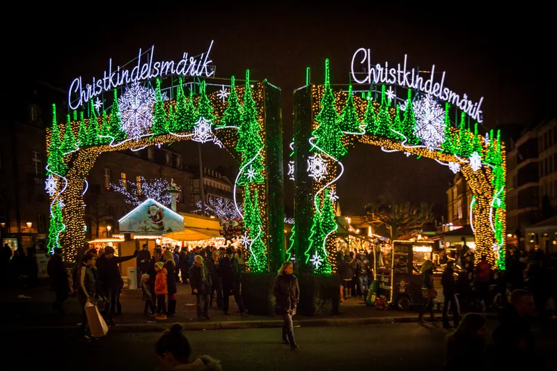 Arches lumineuses vertes du Christkindelsmärik de Strasbourg de nuit
