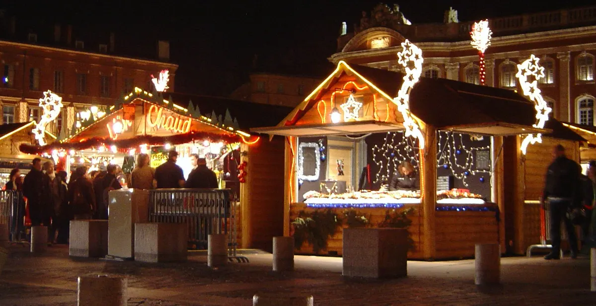 Chalets illuminés du marché de Noël de Toulouse devant le Capitole