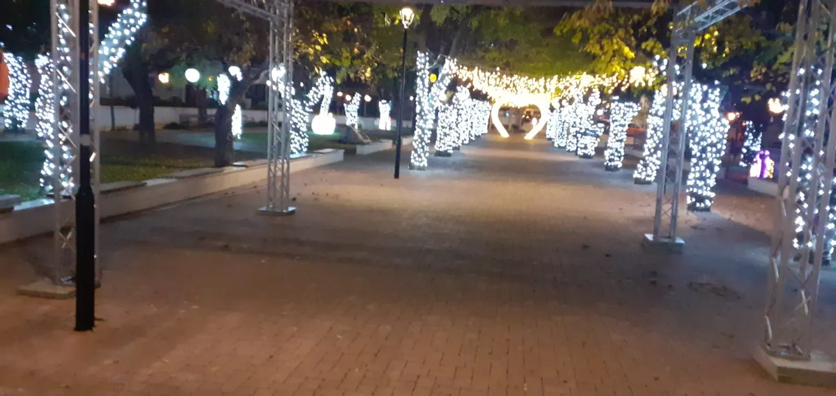 Osvijetljena šetnica s adventskim ukrasima u Vodicama