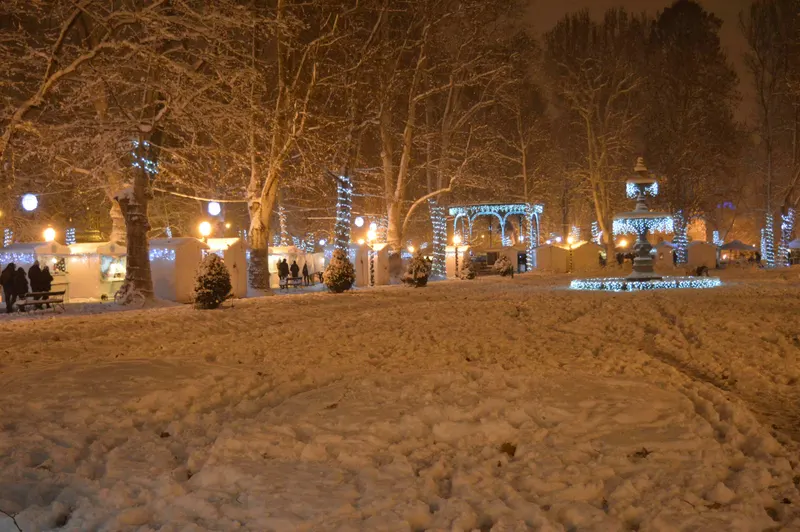 Zrinjevac pod snijegom s glazbenim paviljonom i svjetlima