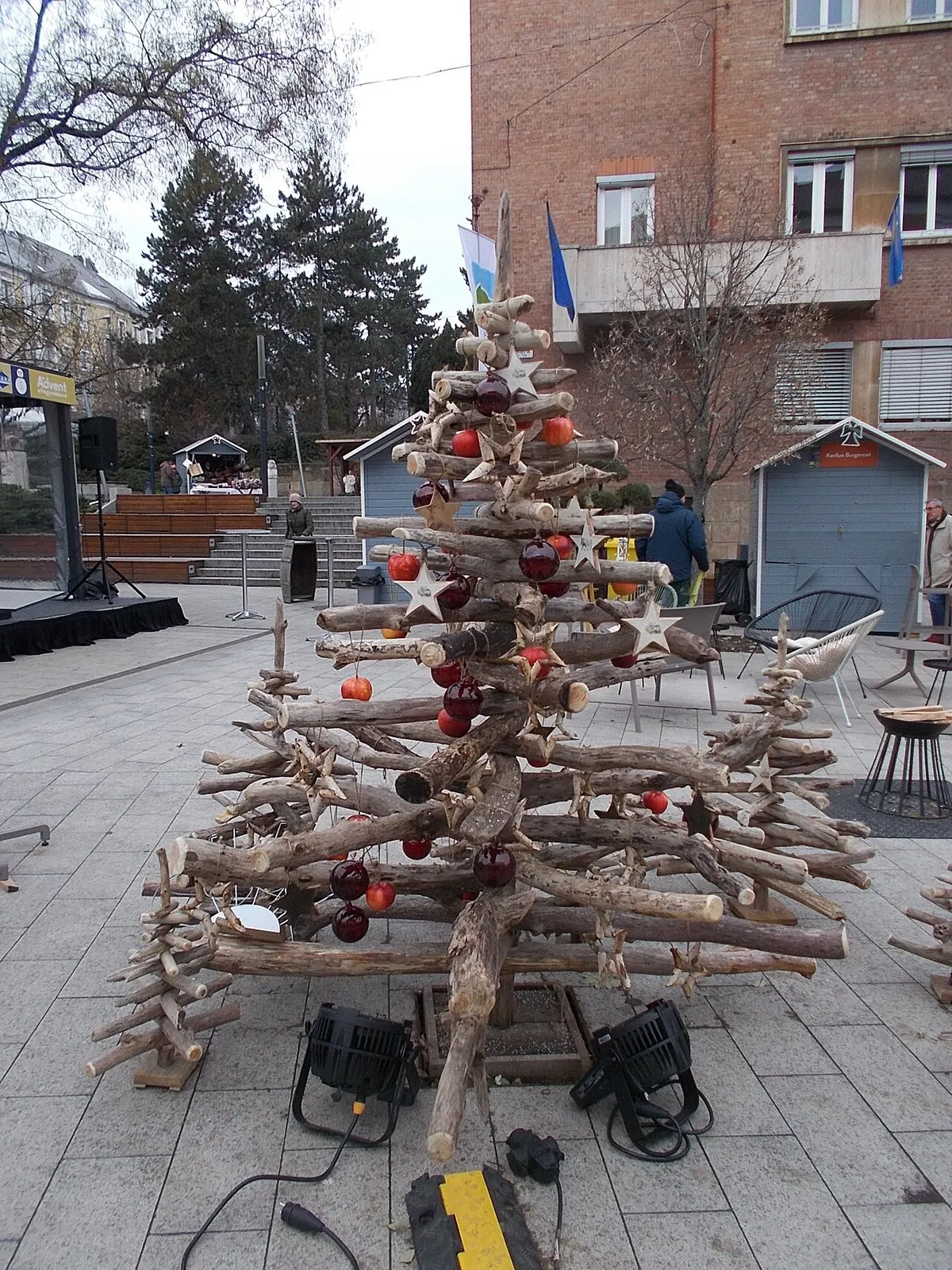 Ágakból épített adventi karácsonyfa a Hegyvidék adventi vásárán