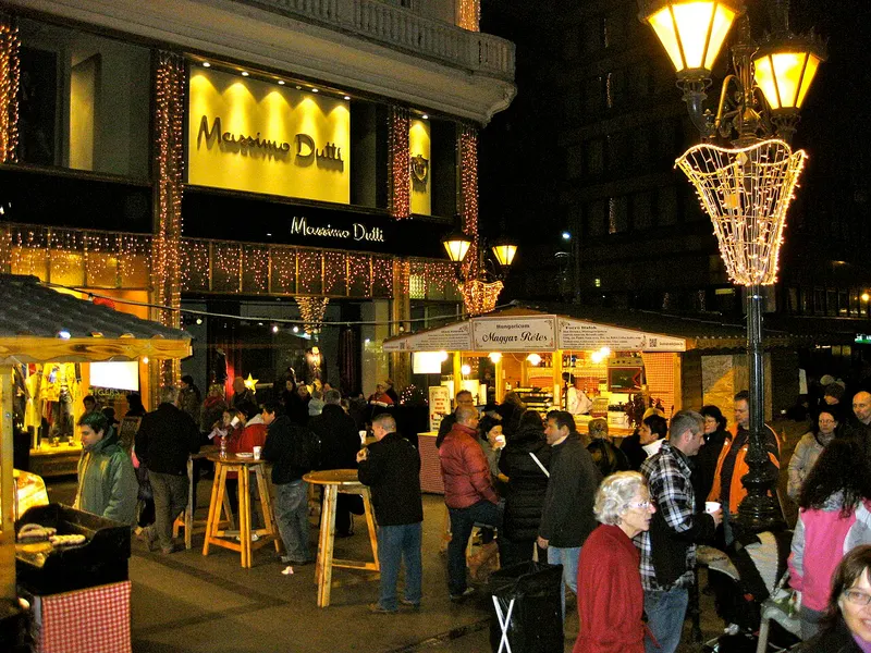 Fából készült standok és fénydíszek a Vörösmarty téri karácsonyi vásárban
