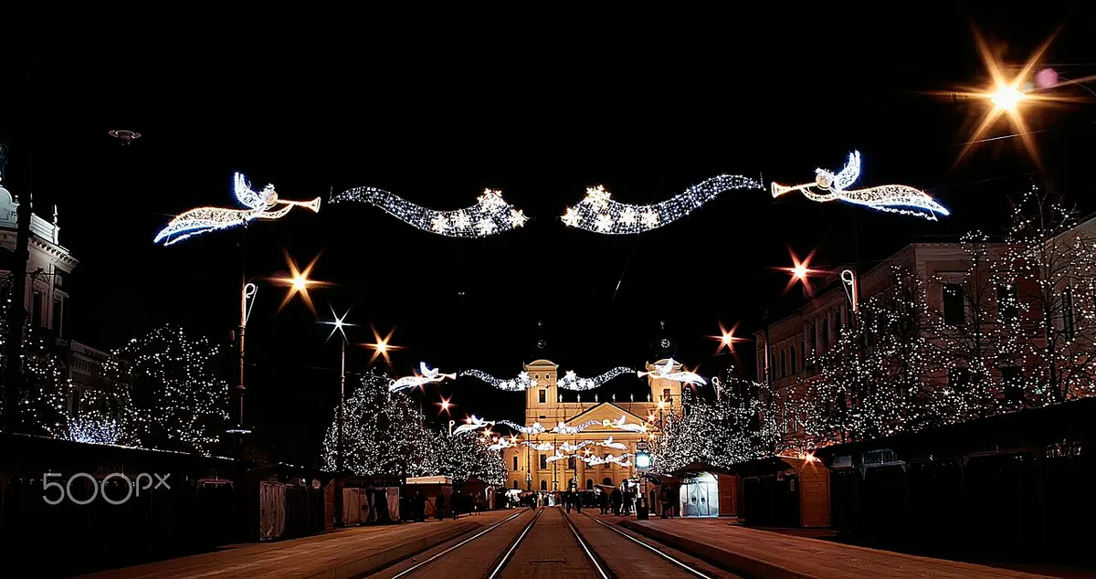 Karácsonyi díszkivilágítás a debreceni Piac utcán a Nagytemplom felé nézve
