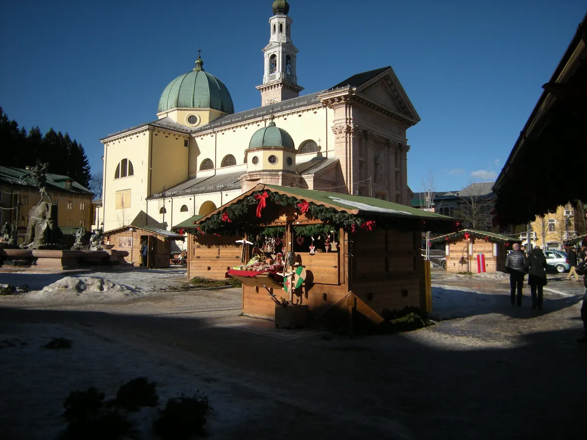 Casette del mercatino natalizio ad Asiago davanti al Duomo