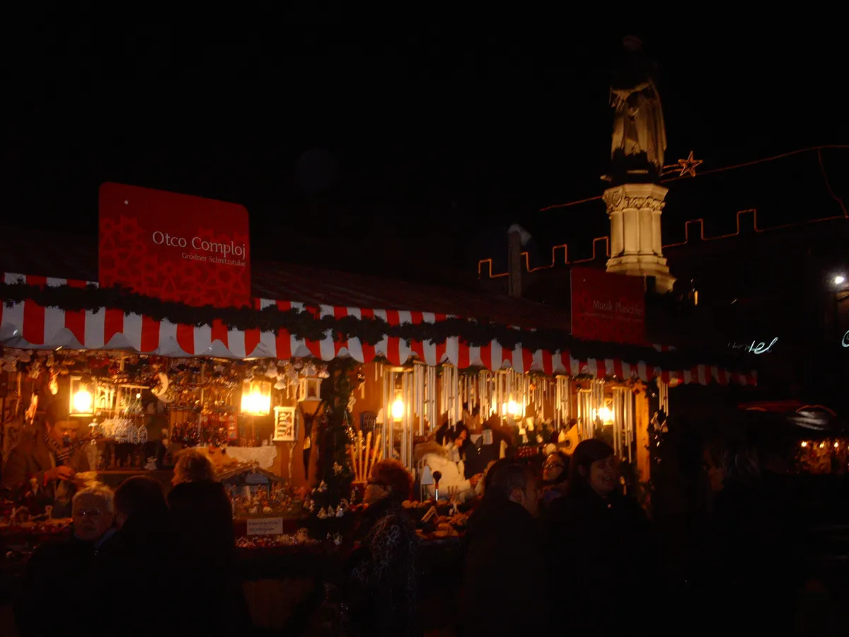 Bancarelle del Mercatino di Natale di Bolzano in piazza Walther di sera