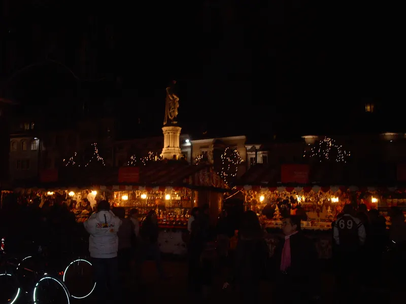 Il Christkindlmarkt di Bolzano illuminato di notte