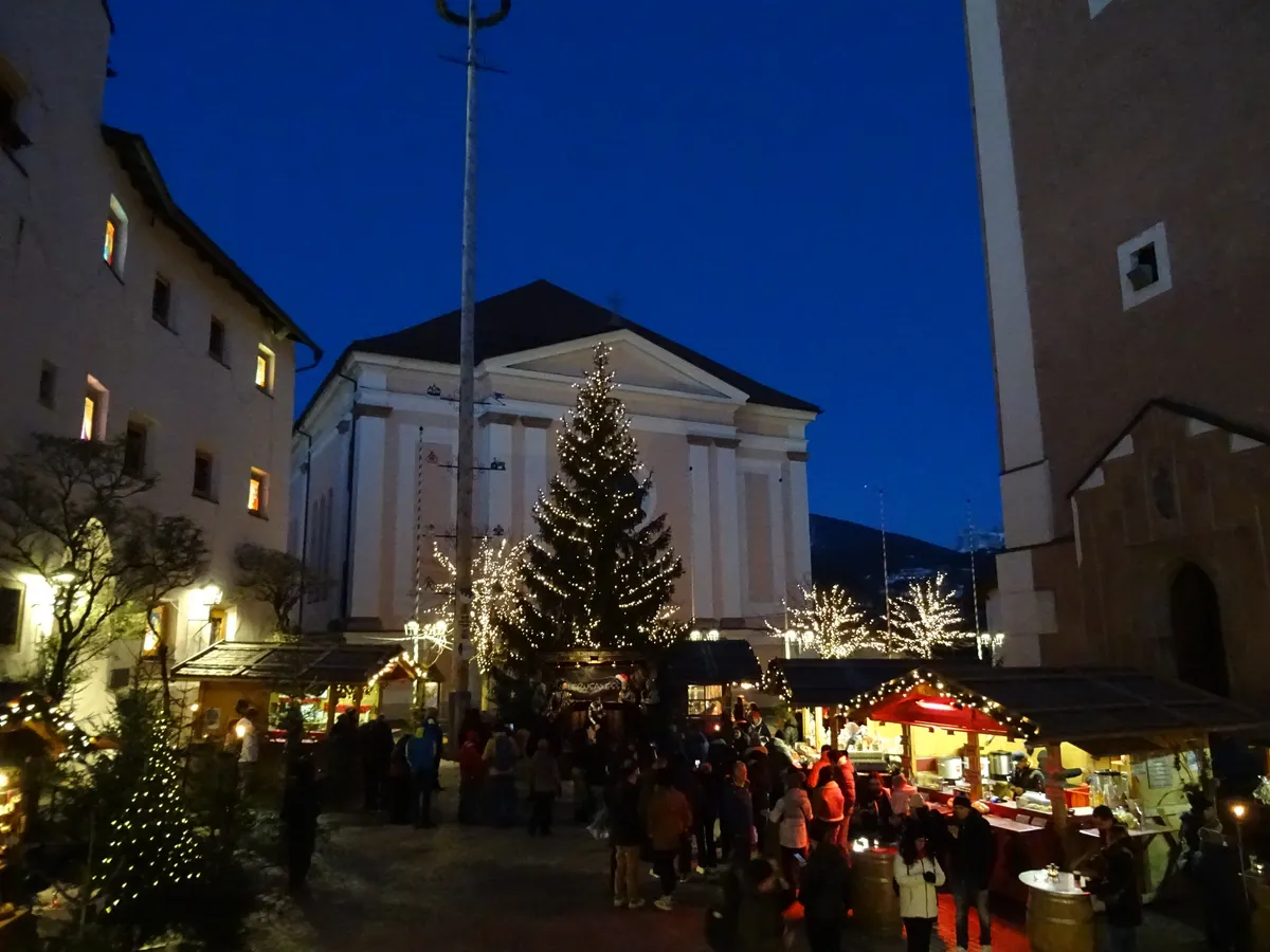 Il mercatino di Natale di Castelrotto di sera con l'albero illuminato