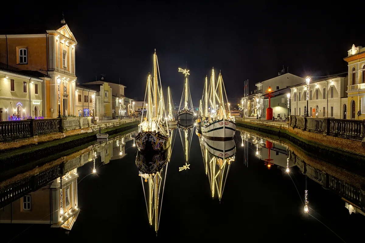 Il Porto Canale di Cesenatico a Natale con le barche illuminate
