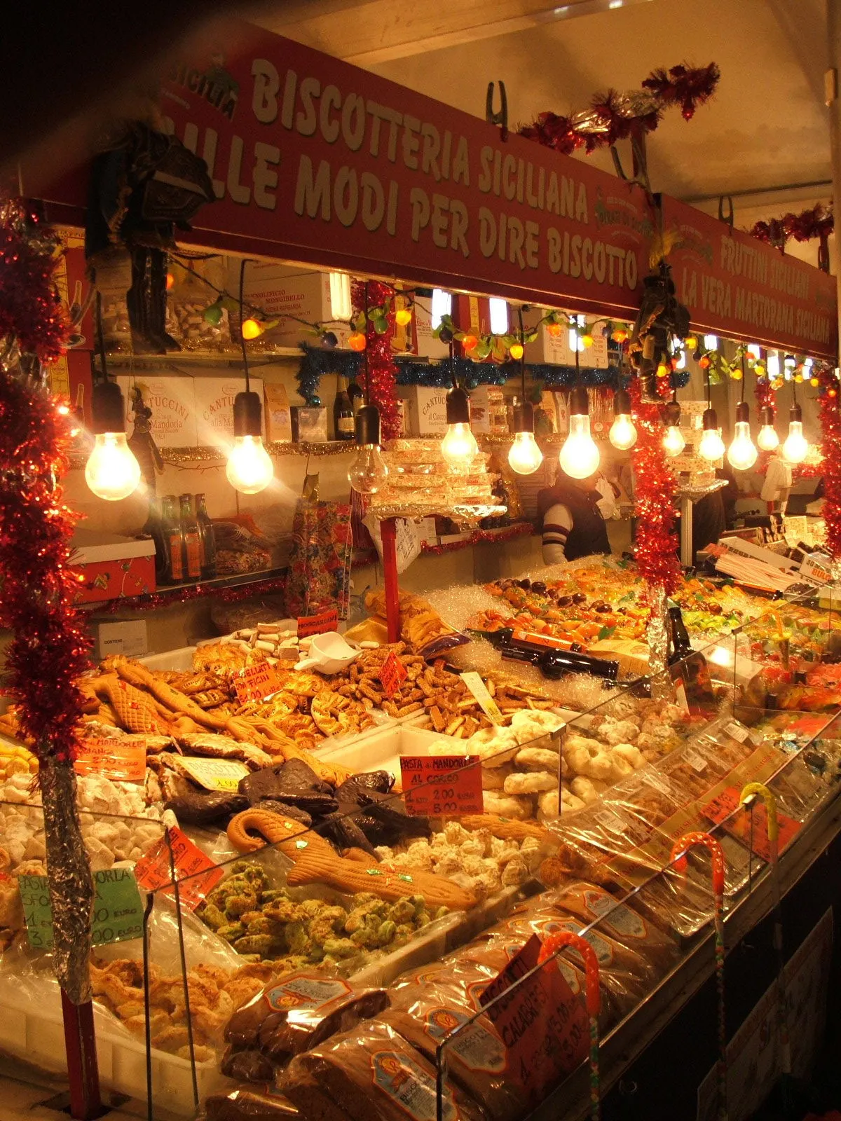 Bancarella di dolciumi e frutta secca al mercatino di Natale di Genova
