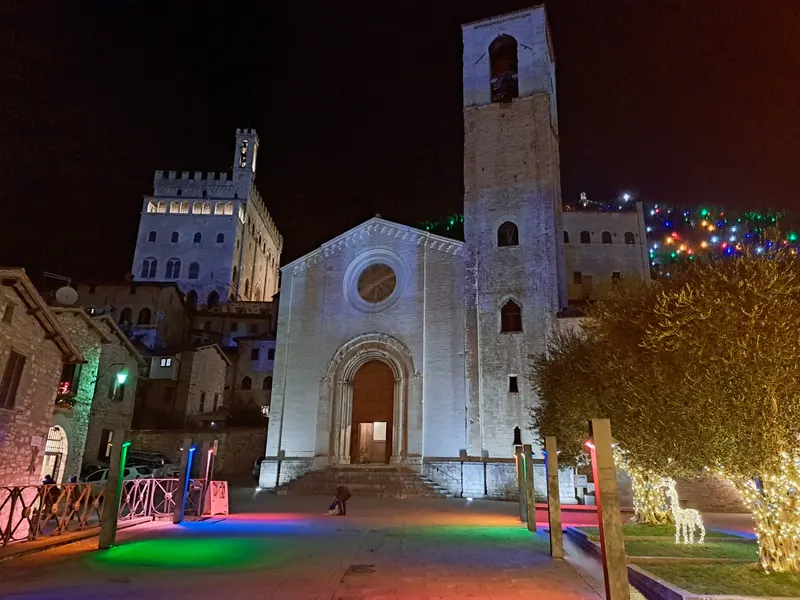 Piazza San Giovanni a Gubbio con le decorazioni natalizie