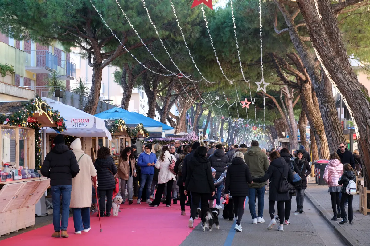 Passeggio tra le casette del mercatino di Natale a Lido di Jesolo