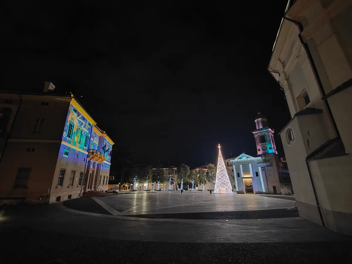 Piazza Italia a Loano con l'albero di Natale e le luci proiettate