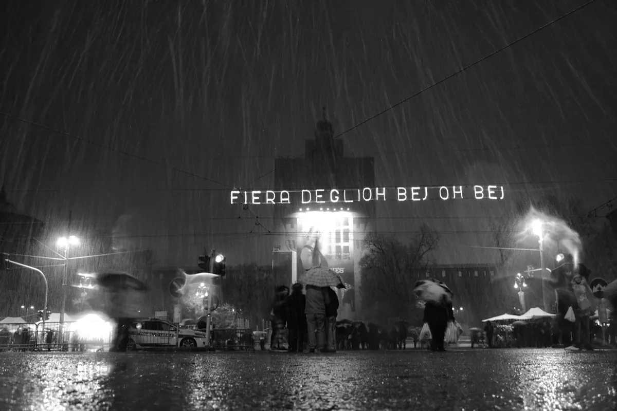 L'insegna luminosa «Fiera degli Oh Bej Oh Bej» di notte con la neve, a Milano