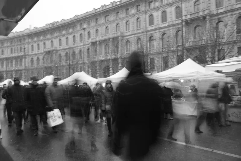 Folla tra le bancarelle bianche della Fiera degli Oh Bej Oh Bej, Milano
