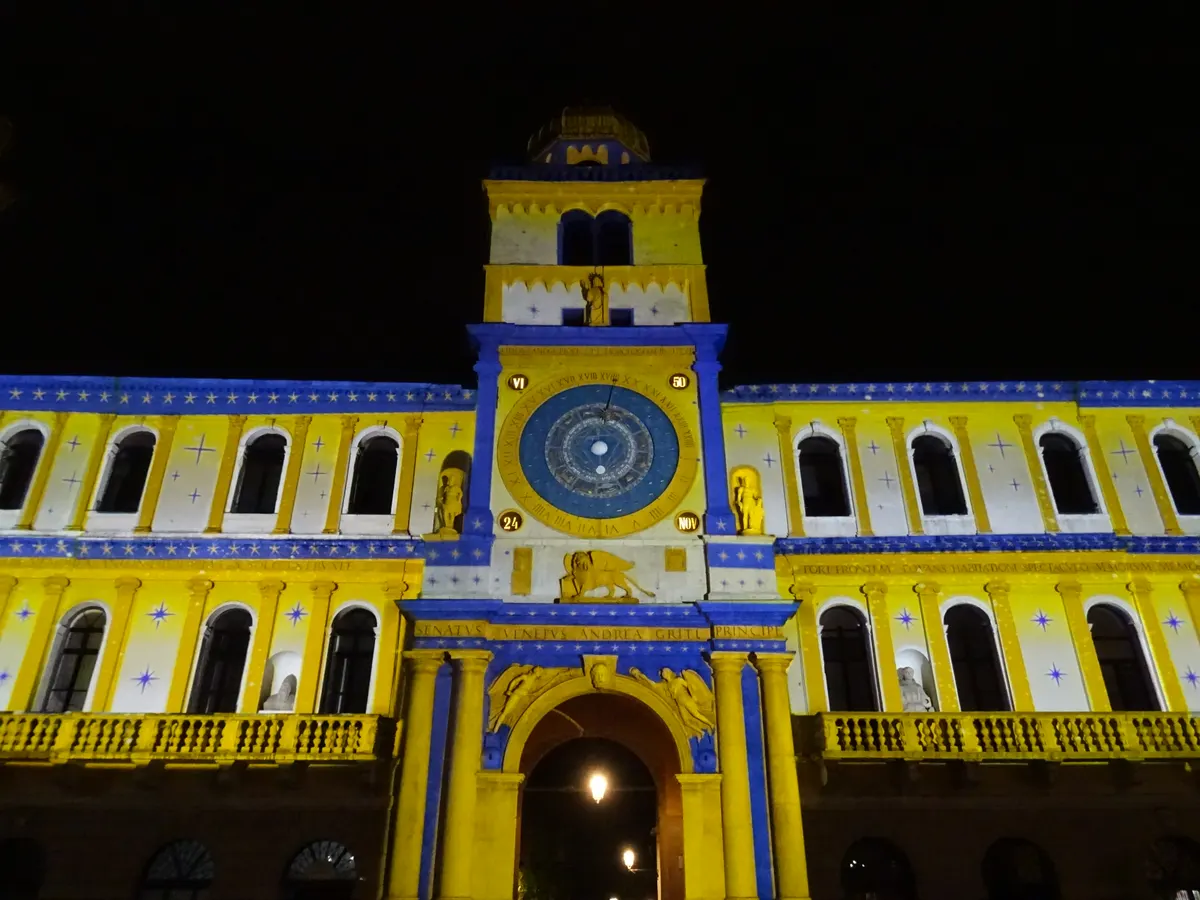 La Torre dell'Orologio di Padova illuminata per il Natale
