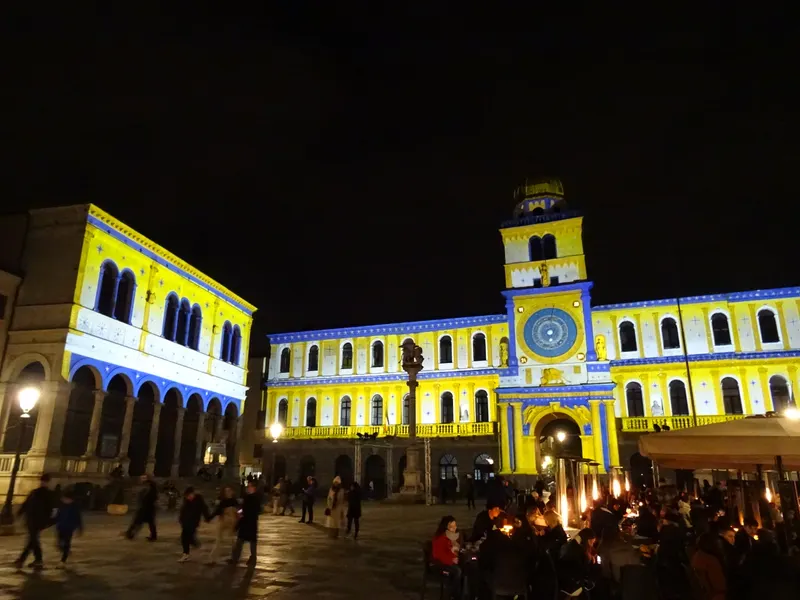 Piazza dei Signori a Padova con le luci natalizie sulla Torre dell'Orologio
