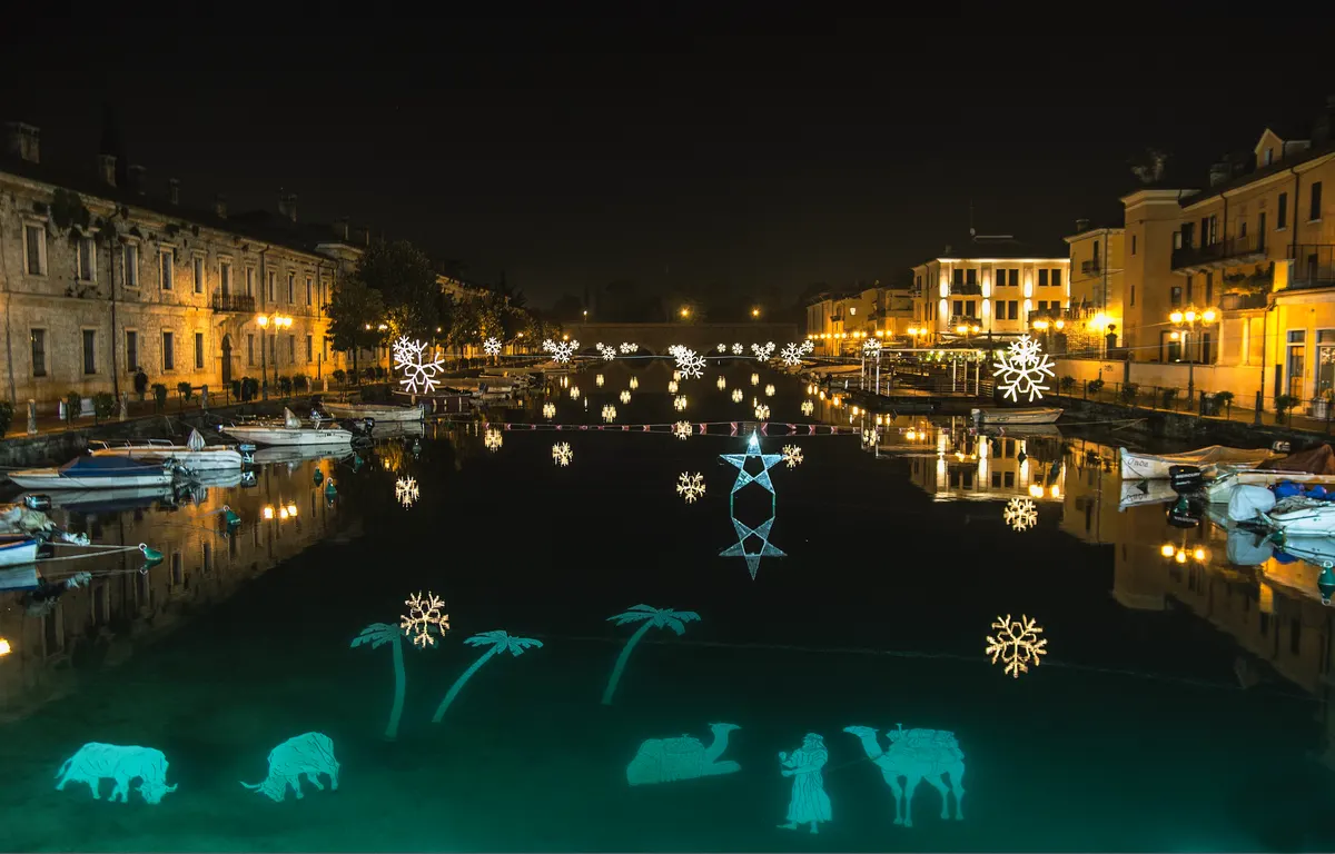 Il Ponte dei Voltoni e il canale di Peschiera del Garda con le luci di Natale