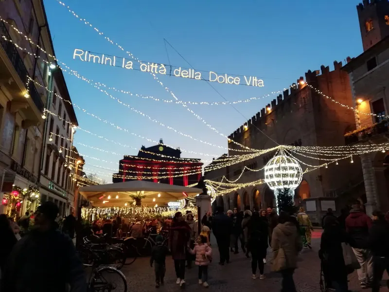 Luminarie sul centro di Rimini, la città della dolce vita
