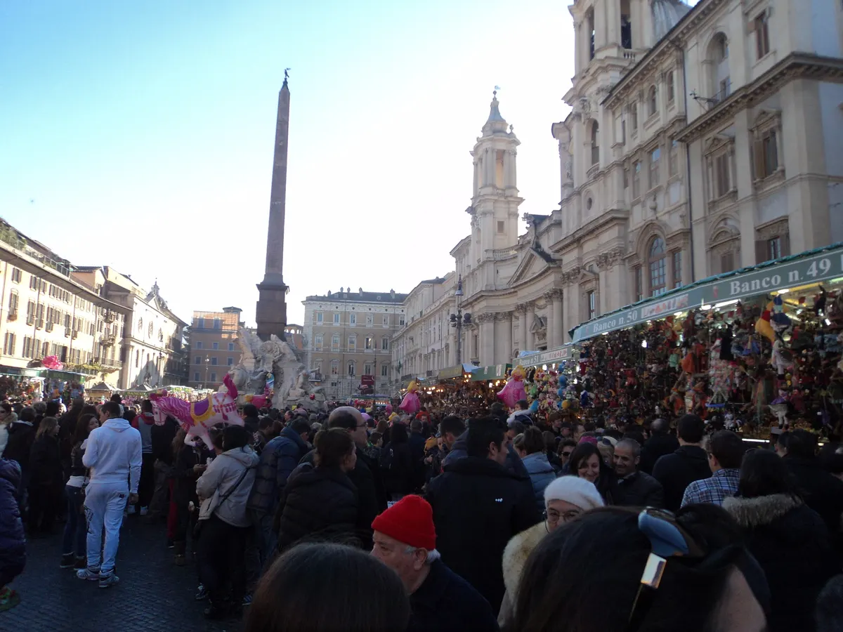 Le bancarelle del mercato di Natale e della Befana in Piazza Navona a Roma