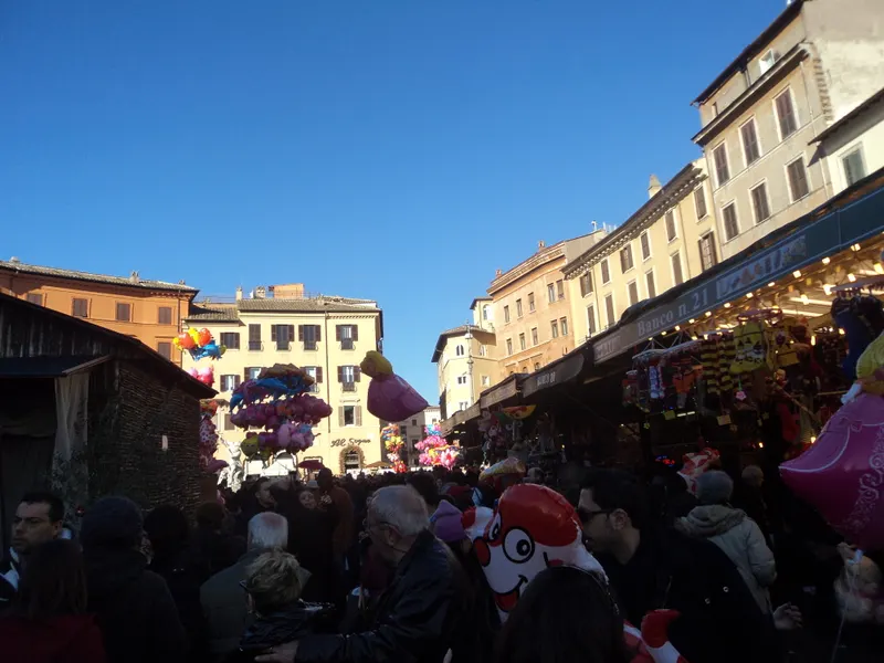 Bancarelle e palloncini al mercatino natalizio di Piazza Navona