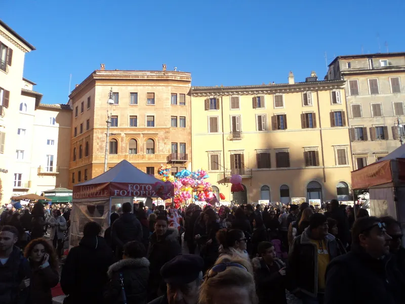 Folla tra le bancarelle del mercato natalizio in Piazza Navona