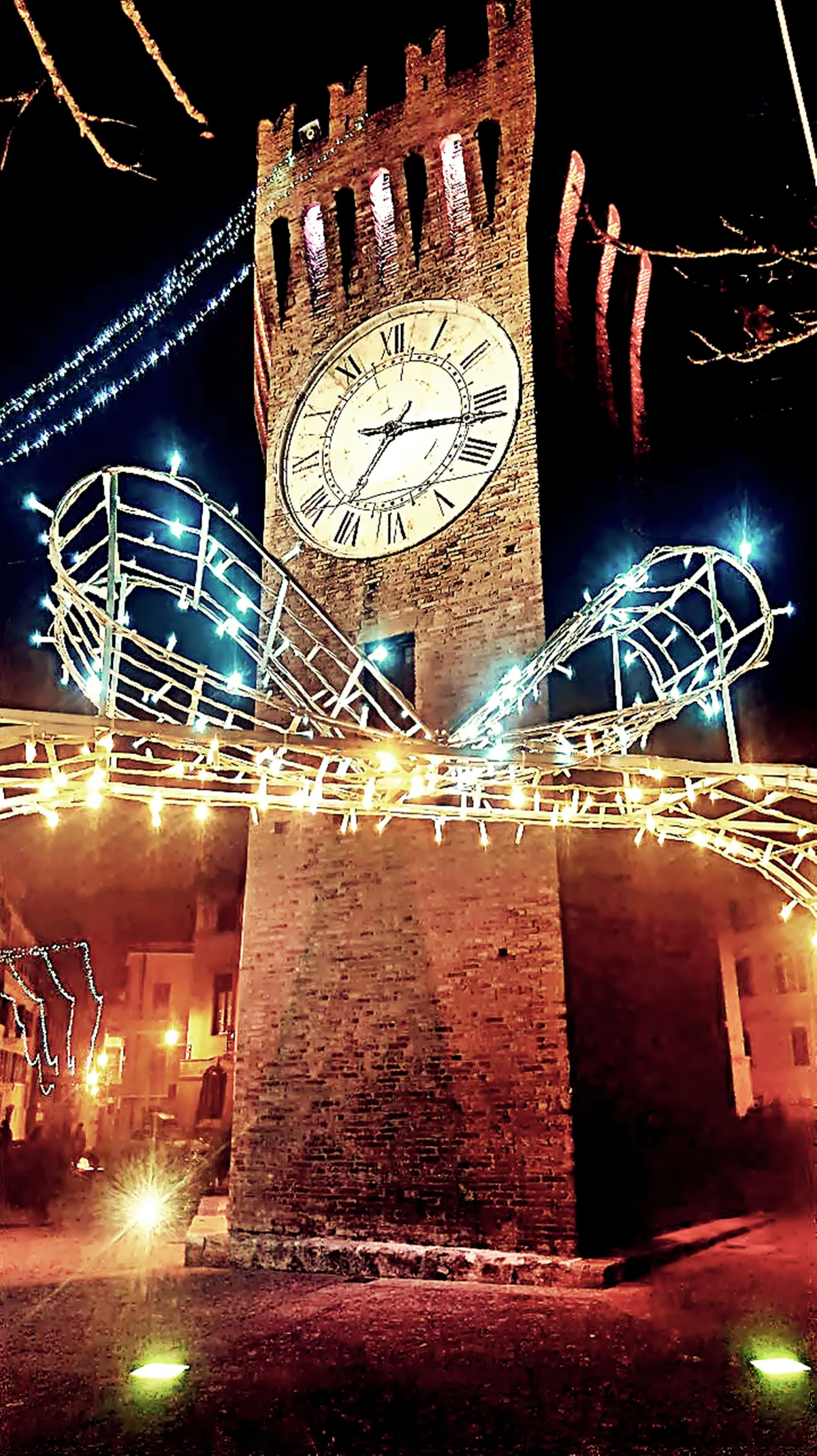 La Torre Gualtieri del Paese Alto di San Benedetto del Tronto addobbata per Natale