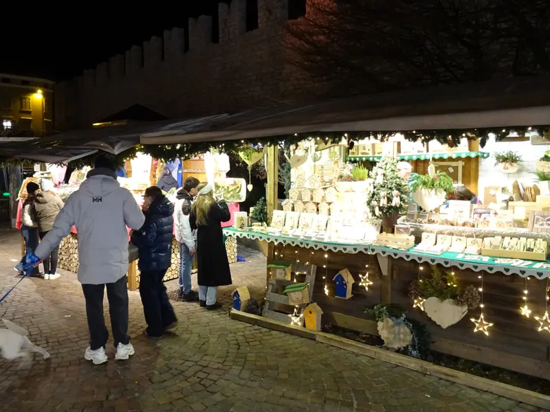 Bancarella di prodotti tipici ai Mercatini di Natale di Trento