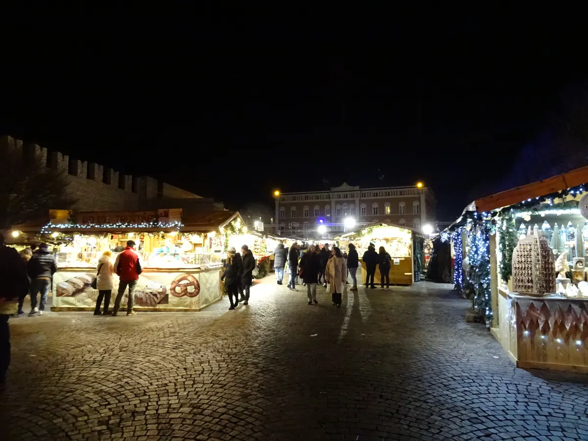 Casette del mercatino di Natale di Trento in piazza, di sera