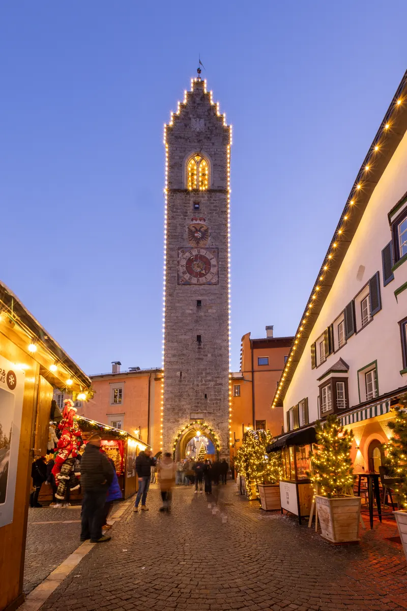 La Torre delle Dodici e le luci di Natale nel centro di Vipiteno