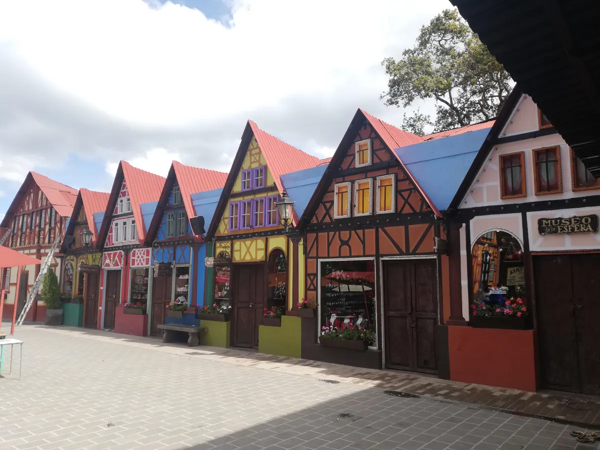 Casitas de colores estilo alpino de la villa navideña de Tlalpujahua