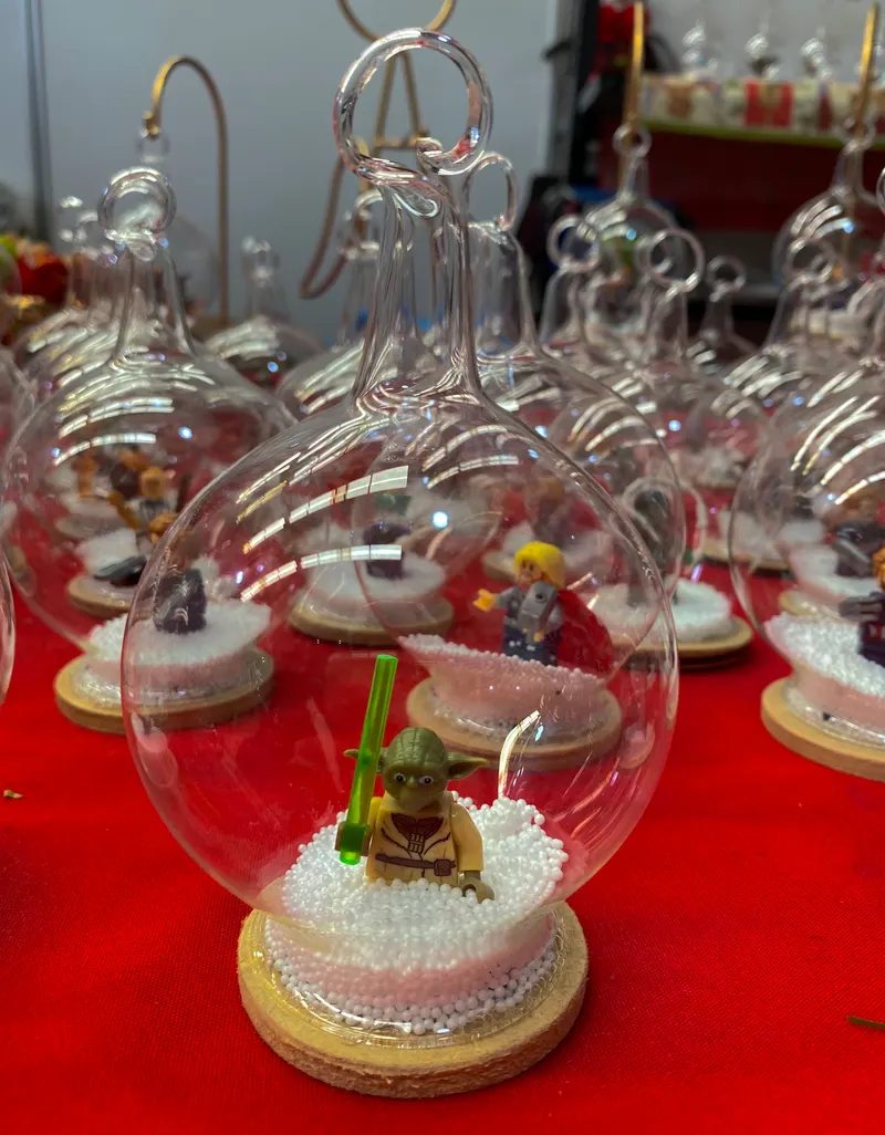 Esferas de cristal con figuras en miniatura de la Feria de la Esfera de Tlalpujahua