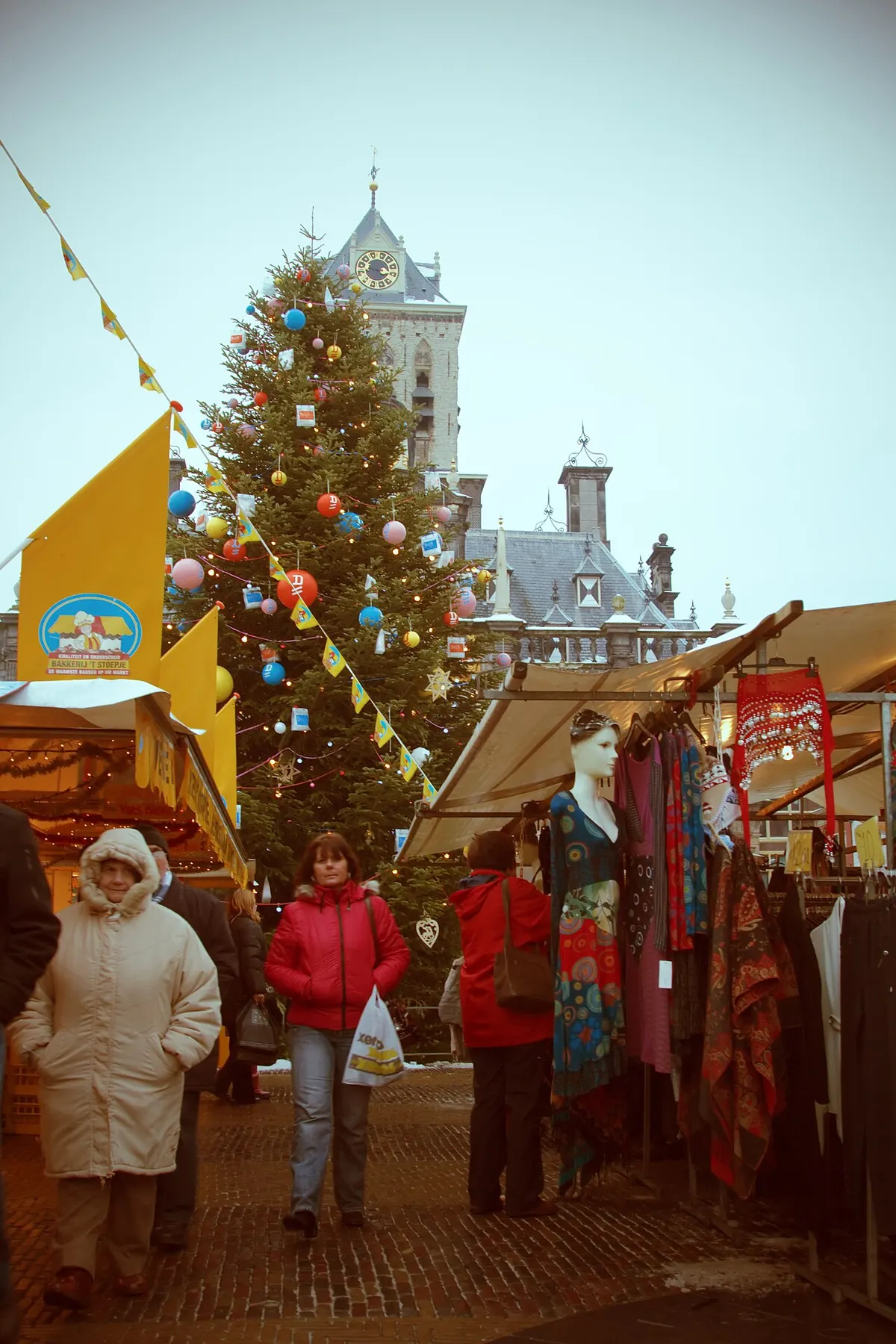 Kerstboom en marktkramen op de Markt in Delft met het stadhuis
