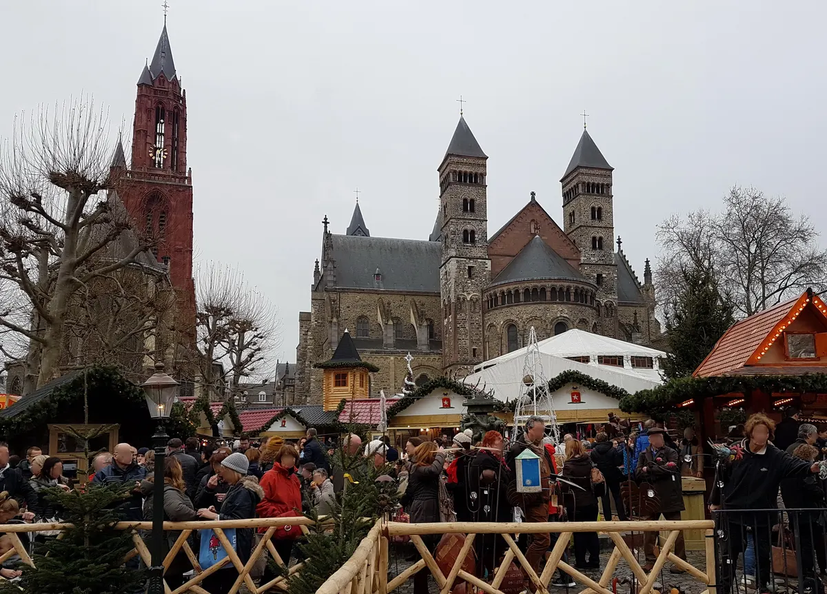 Kerstchalets op het Vrijthof in Maastricht voor de Sint-Servaasbasiliek