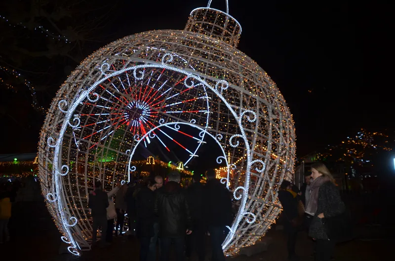 Verlichte kerstbal op de kerstmarkt Magisch Maastricht in de avond