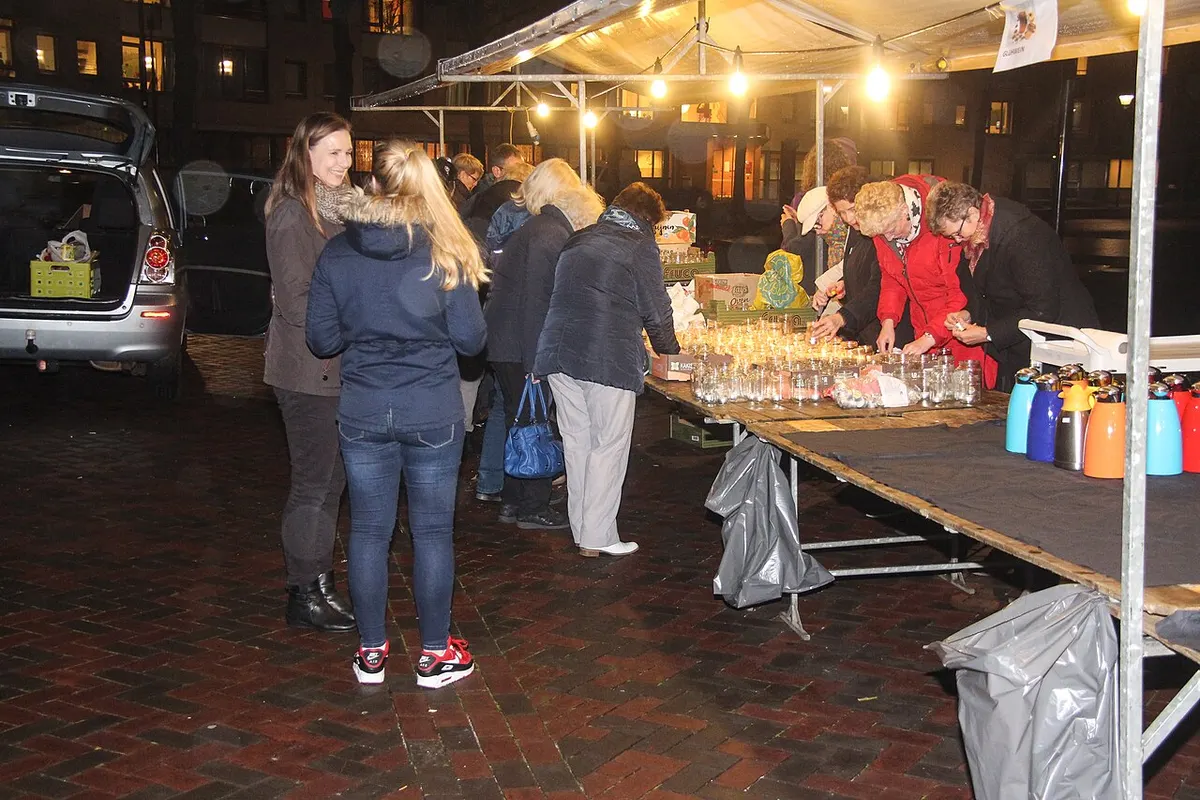Kraam met kaarsjes tijdens het kerstevenement in Spijkenisse